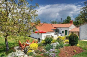 Ferienhaus in Jakačići mit Großem Garten